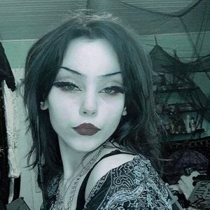 Meet your Posher, Kira